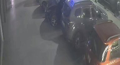 Ehliyetsiz sürücünün kullandığı otomobil yayaya çarpqtı; kaza kamerada