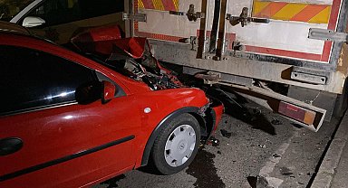 Ehliyetsiz ve alkollü sürücü, kullandığı otomobille kamyona çarptı: 5 yaralı