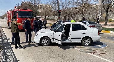 Elazığ'da iki otomobilin çarptığı Zeynep ağır yaralandı
