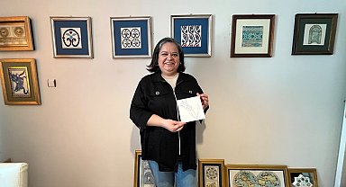 Emeklilikte hobi olarak başladığı tezhip sanatıyla süslediği çinileri görücüye çıkardı