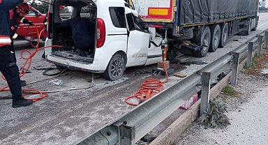 Emniyet şeridindeki TIR'a çarpan hafif aracın sürücüsü öldü