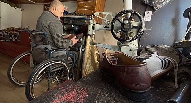 Engeli nedeniyle giyemediği ayakkabıları 30 yıldır tamir edip geçimini sağlıyor