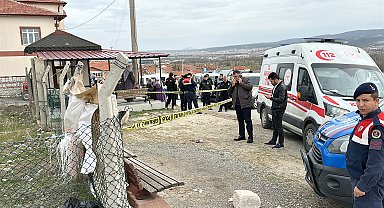 Eşi ve onunla gönül ilişkisi olduğunu öne sürdüğü kişiyi tüfekle öldürdü