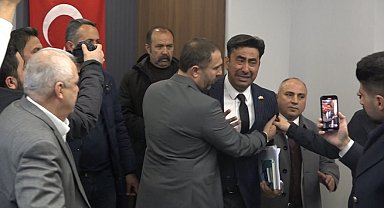 Eski başkan yeniden aday olamayınca gözyaşı döktü