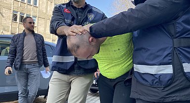 Eski eşinin dedesini, boğazını bıçakla keserek öldürdü