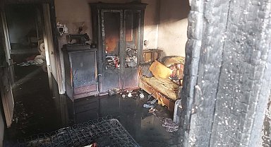 Evde çıkan yangında 3 çocuk dumandan etkilendi; onları kurtarmak isteyen anne ise yaralandı