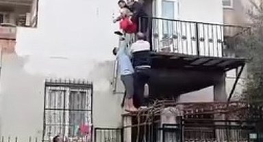 Evdeki yangında mahsur kalan kadını mahalleli kurtardı