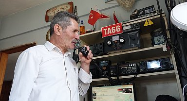 Evine kurduğu telsiz istasyonuyla dünyanın dört bir yanına sesleniyor