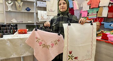 Felçli koluna aldırmadan el işleri yapıp satıyor