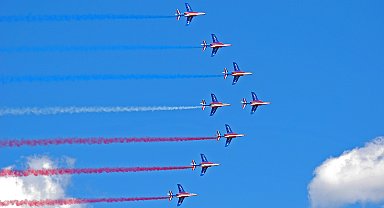 Fransa'da gösteri uçakları havada çarpıştı