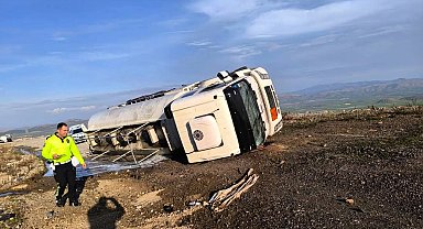 Gaziantep'te akaryakıt tankeri devrildi: 2 yaralı