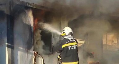 Gaziantep'te depremzedelerin kaldığı 5 konteyner yandı