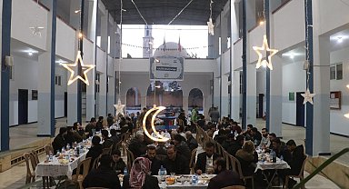 Genç İHH, Suriye'de 13 üniversitede 7 bin kişiye iftar verdi