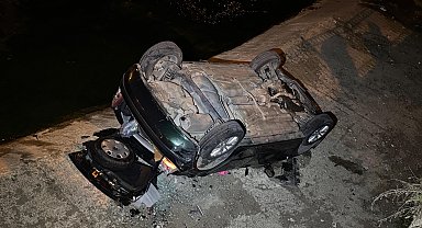 Geri kayan otomobil, dere yatağına uçtu: 2 yaralı