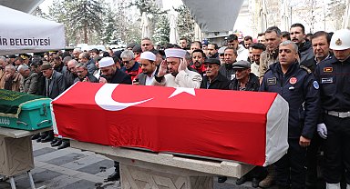 Görev dönüşü kaza geçirip, yaşam mücadelesini kaybeden itfaiye eri toprağa verildi