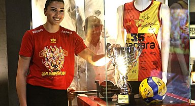 Göztepe'nin kupası müzedeki yerini aldı