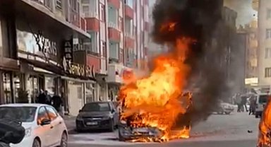 Hafif ticari araç cadde ortasında alev alev yandı