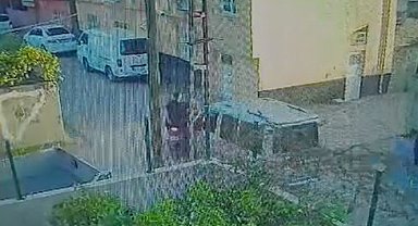 Hafif ticari araç ile motosikletin çarpıştığı kaza kamerada; 2 yaralı