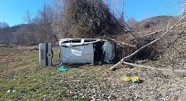 Hafif ticari araç tarlaya savruldu; 2 yaralı