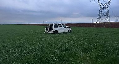 Hafif ticari araç, tarlaya uçtu: 2'si ağır 3 yaralı