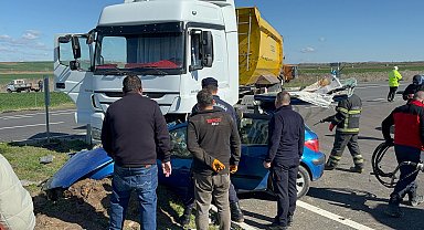 Hafriyat kamyonu ile çarpışan otomobilin sürücüsü ve oğlu yaralandı