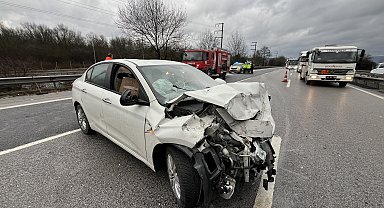 Hafriyat kamyonuna çarpan otomobilin sürücüsü yaralandı
