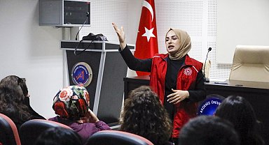 Halasıyla iletişim kuramayınca üzülüp işaret dili uzmanı oldu