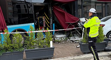 Halk otobüsü park halindeki araçlara çarpıp, kafeye girdi; 4 yaralı