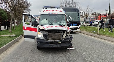 Hasta taşıyan ambulans, hafriyat kamyonuna çarptı; 2 yaralı