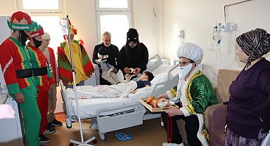 Hastanede yatan çocuklara Hacivat, Karagöz ve Nasreddin Hocalı bayram sürprizi