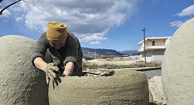 Hatay'da kadınlar, çamurlu elleriyle toprak tandır yapıyor