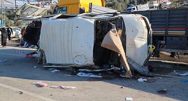 Hatay'da minibüs ile TIR çarpıştı; 6 ölü, 8 yaralı