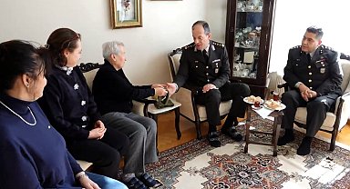 Hatice teyzeden huduttaki Mehmetçiğe boyunluk hediyesi