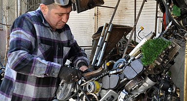 Heykeltıraş oto yedek parçaları ile yapay çimi birleştirip heykel yaptı