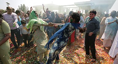 Hindistan'da 'Holi' bahar festivali kutlandı