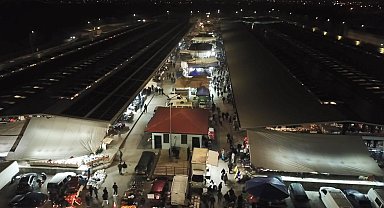 Hurda pazarı gece de yoğun