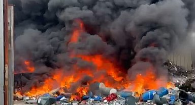 Hurdalık alev alev yandı; mahsur kalan köpeği itfaiye kurtardı