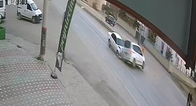 İki otomobilin çarpıştığı kaza kamerada: 2 yaralı