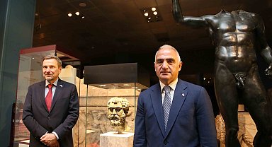 İmparator Septimius Severus heykeli, başına kavuştu