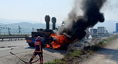 İş makinesi yüklü TIR'ın dorsesi yandı