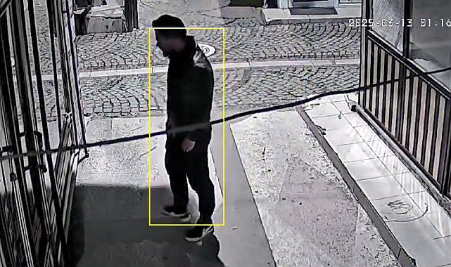 İş yerinin camını beton kalıpla kırıp, tablet ve cep telefonları çaldı; o anlar kamerada