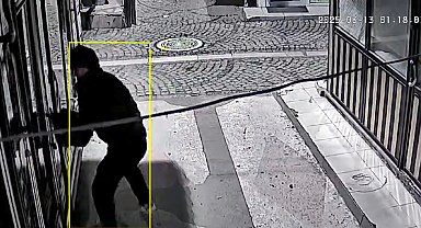 İş yerinin camını beton kalıpla kırıp tablet ve cep telefonu çalan şüpheli yakalandı