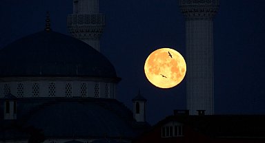 İstanbul- 'Kanlı Ay Tutulması' İstanbul'da görüntülendi
