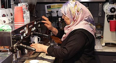 İstanbul - 70 yaşındaki 'Barista teyze' gençlerin ilgi odağı oldu