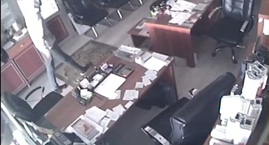 İstanbul- Arnavutköy'de mobilya imalathanesinde telefon hırsızlığı kamerada