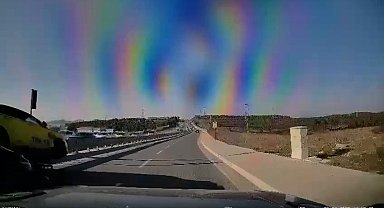 İstanbul - Arnavutköy'de orta refüje çarpan ticari taksi, araçların üzerine uçtu: 2 yaralı