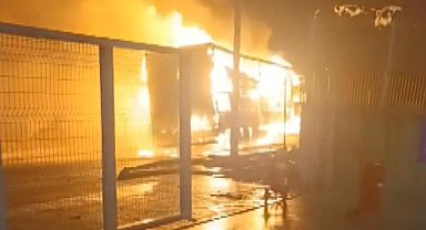 İstanbul-Arnavutköy'de sanayi sitesinde karton koli yüklü TIR alev alev yandı