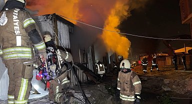 İstanbul- Avcılar'da inşaat işçilerinin kaldığı üç konteyner yandı