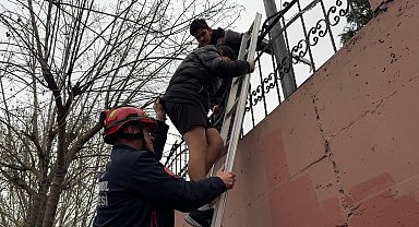 İstanbul- Avcılar'da okul bahçesine kaçan topu almaya gittiler; okul kapanınca mahsur kaldılar