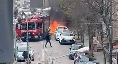 İstanbul - Avcılar'da park halindeki otomobilin motor bölümünde çıkan yangın söndürüldü